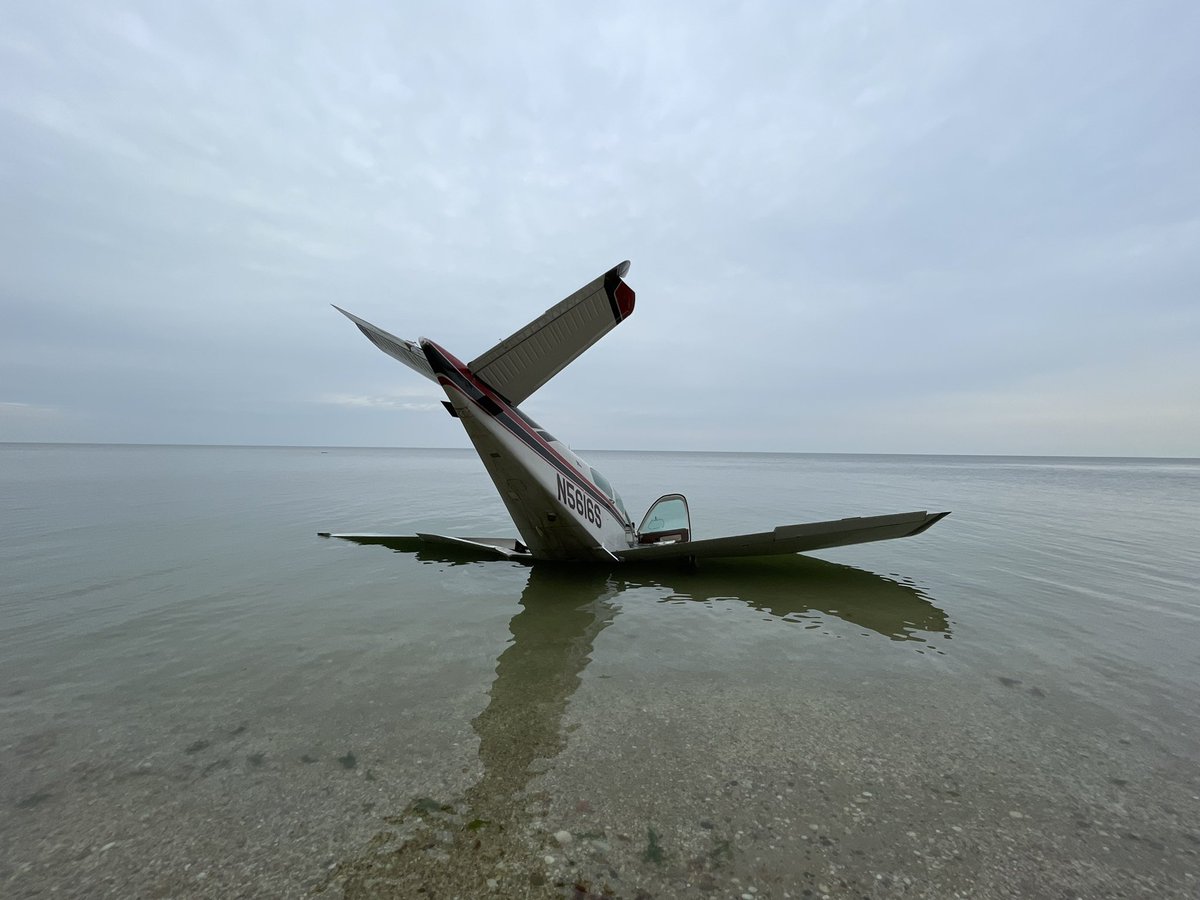michaeldel22's tweet photo. A small plane crash landed on a beach in Shoreham, NY. (eastern LI’s north shore) There were 2 men on the plane but thankfully they escaped with just some minor cuts and bruises. https://t.co/SMrN0IEpaM