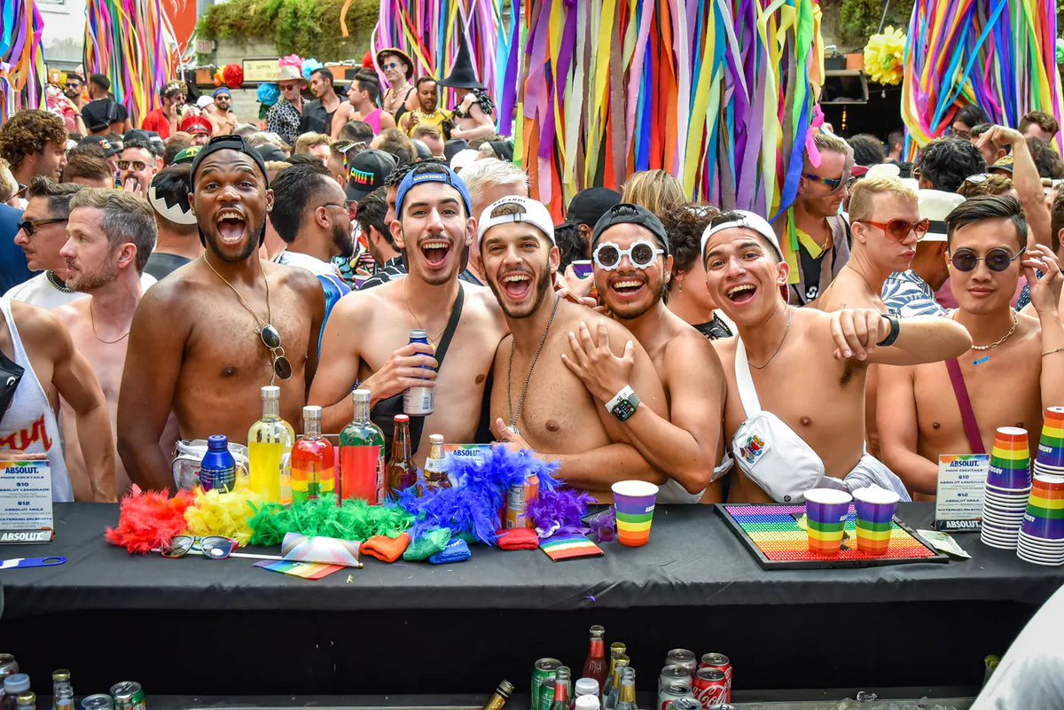 gaycities's tweet photo. Why is @onlyinsf such a great city? Next to its exciting nightlife, world-class dining & theatrical offerings, there are a ton of totally unique queer events for LGBTQ+ travelers. #OurGateIsOpen #AlwaysSF #AlwaysWelcome #SanFrancisco https://t.co/Q21D9hCjWR https://t.co/OMnxrnT4ow
