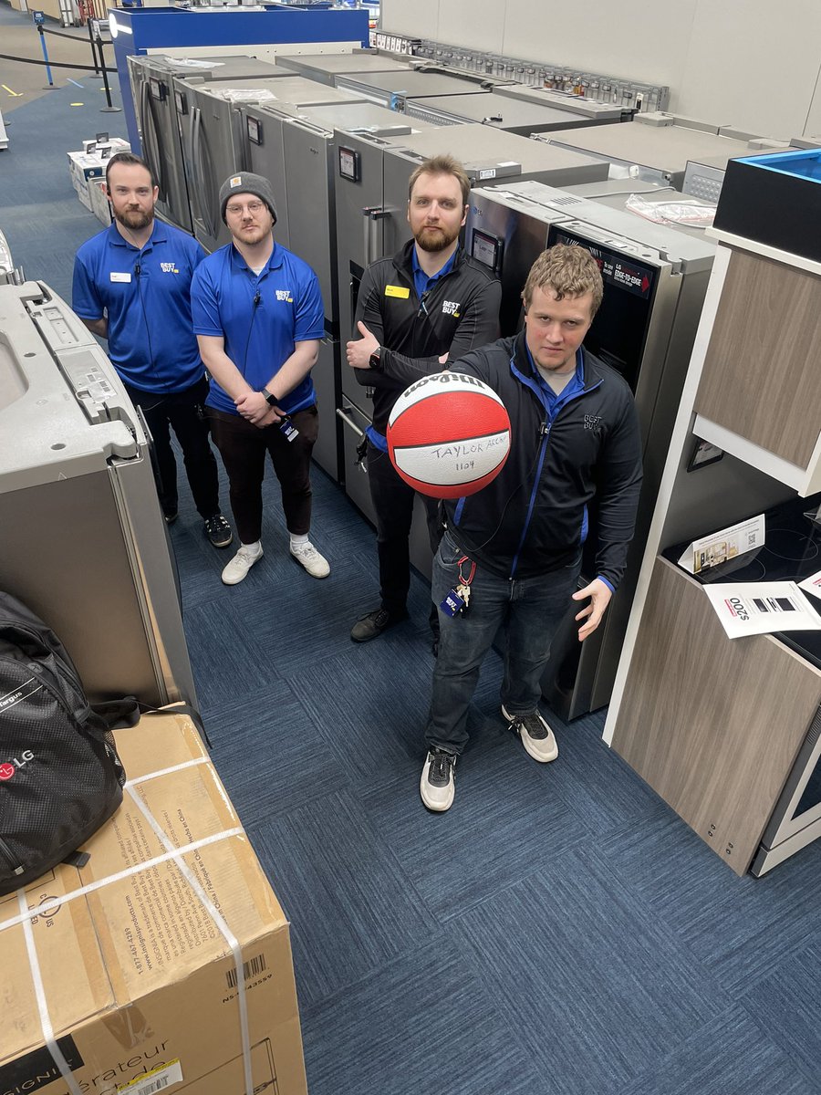 LG_AH_Portland's tweet photo. #MarchMadMax #LGRefrigeration #LGkitchen Come for the score, stay for the snacks that you can store in the #LGMAX! Thanks @BestBuy#1104, for hosting an #Lgrefrigration #training! #LGFam #LGUS https://t.co/WIORiTMG0Z