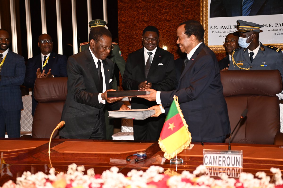 🇨🇲🇬🇶
Signature d’un accord de coopération avec le Président Teodoro Obiang Nguema Mbasogo sur l’exploitation pétrolière et gazière à la frontière entre le Cameroun et la Guinée Equatoriale.
#CEMAC
#PaulBiya
#Cameroun