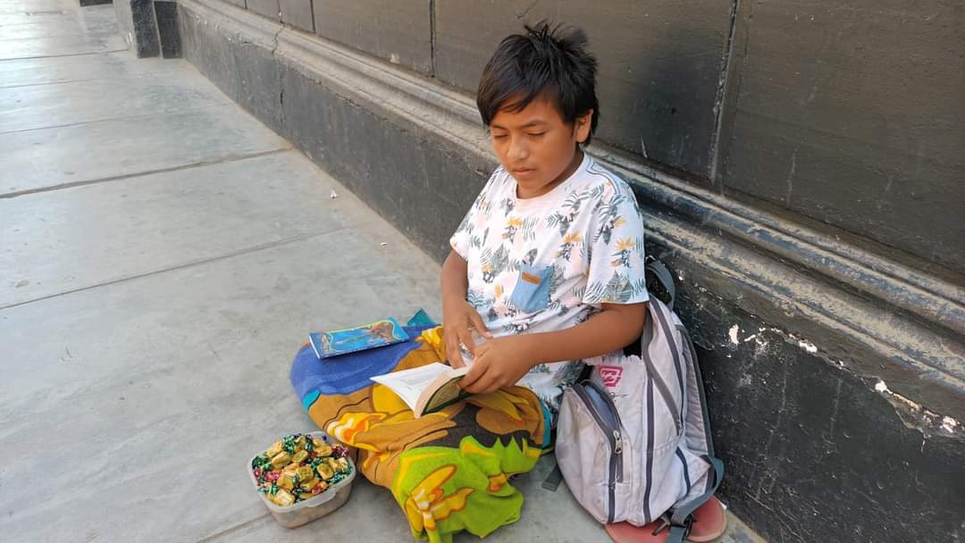 PortalCsaJusta's tweet photo. Su nombre es Joan, tiene 11 años de edad, aún está en el colegio, aún no termina la primaria, vive en el distrito de #ElPorvenir lee como cancha, pero no tiene plata como cancha, por lo que tiene que vender caramelos. Lo encuentras en el jirón Orbegoso. Necesita de nuestro apoyo. https://t.co/B7lVAhQ9r7