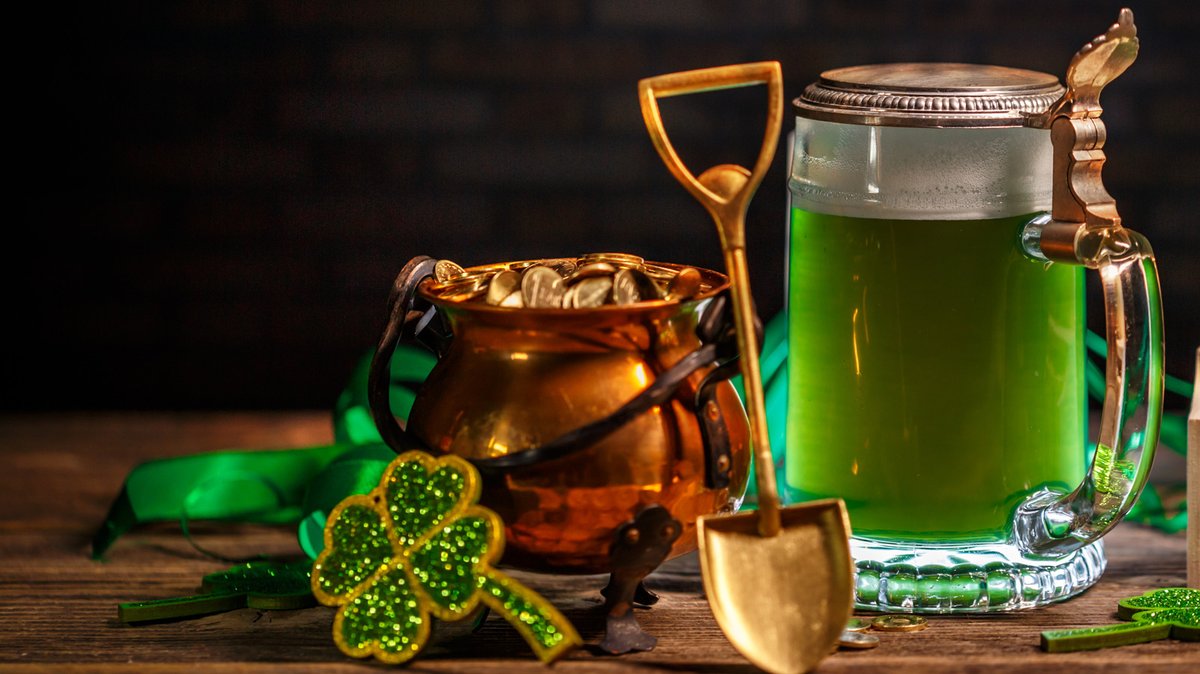 MrWuggums's tweet photo. It's not #stpaddysday without green beer!
Manny blessed us with the best before he went on his journey and stocked our warehouse full of his pawcrafted nipleaf beer! #CheersToManny❤️🔥
The nipleaf donuts are good, too😻
#ChillTent #Xanawu #KittyTwitter https://t.co/P5rDGCGBYN
