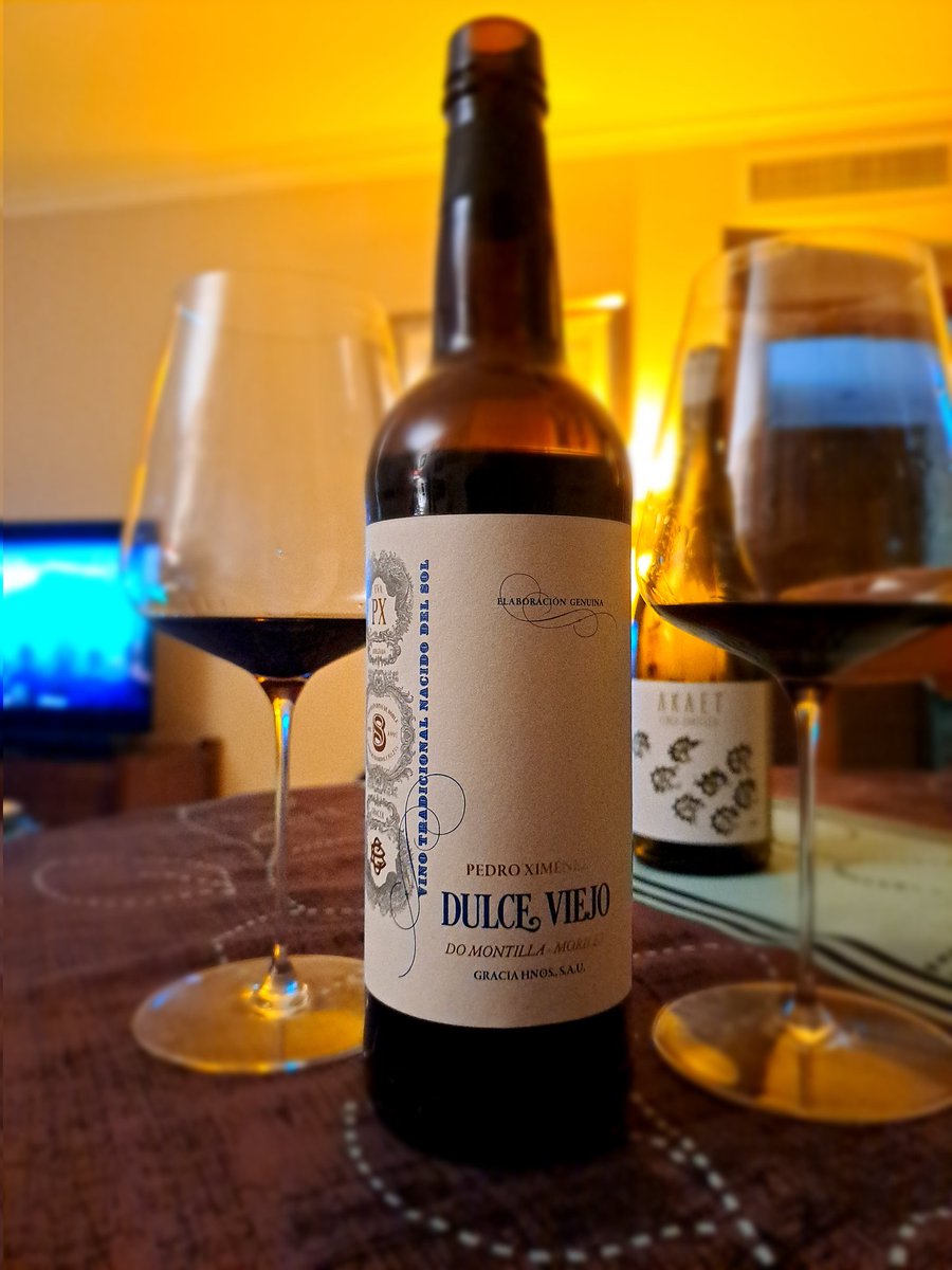 trentarruno's tweet photo. Día 76
Un día, un vi
Dulce Viejo
Vino Tradicional Nacido del Sol
.
.
@PerezBarquero
@mcruarua1
@RacodAnna
.
.
#día76 #undiaunvi #montillamoriles #dulceviejo #soleraycriaderas #graciahermanos #bodegasgracia #crianzaoxidativa #moriles #px #pedroximenez #campdelx #racodanna https://t.co/E7XyYG17q4