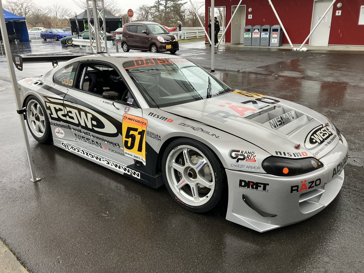 hirokichi5656's tweet image. 搬入、吹き上げ完了です！

本日は古巣GTNET様からのご依頼で、
GT300シルビアをSRヘリテージに
展示するお仕事を頂きました！

なかなか見れない車輌ですので、
是非ご覧になってくださいね〜

#GTNET
#CWEST
#GT300
＃シルビア