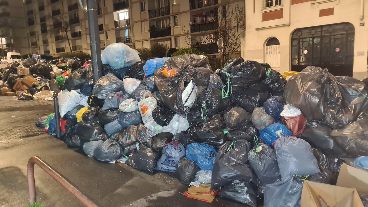 <a href="/Mairiedu20/">Mairie du 20e</a> fait dégager les alentours de la mairie, mais pour les autres c'est la montagne puante...
On est jamais aussi bien servi que par soi même...
<a href="/EricPliez/">Eric Pliez</a> 
<a href="/MartinBussy/">Martin Bussy</a>