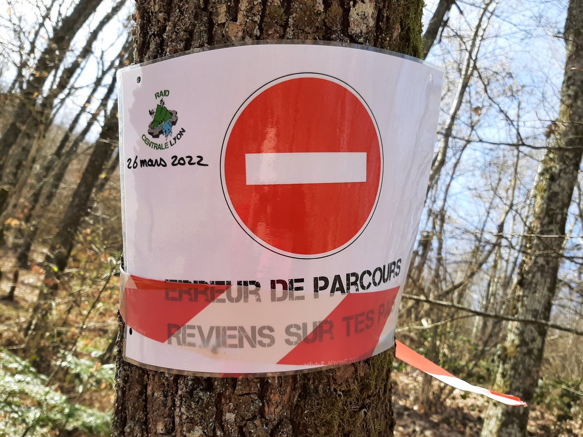 FrancoisDevaud's tweet photo. @CentraleLyon Alors les étudiants de Centrale Lyon, c'est bien de marquer sur vos panneaux en plastique que vous allez les enlever, mais c'est encore mieux de le faire ... J'espère que vos cours sur la gestion de l'environnement sont plus sérieux que vous !#respectnature https://t.co/vSOiUzsON9