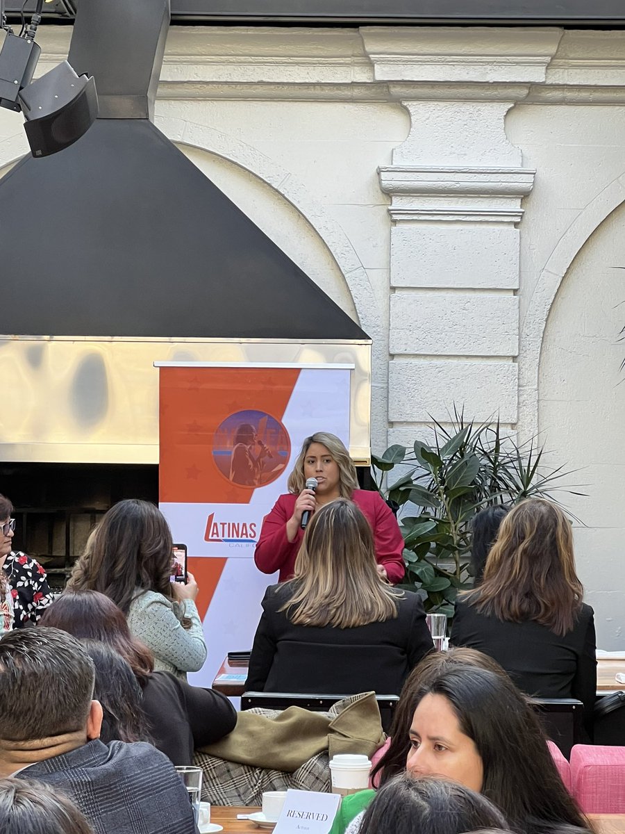 Took a break from March Madness to attend @LatinasLeadCA Politics & Pozole featuring Senator @CarolineMenjiv3 As she talked about her campaign, she said Pupusas got us through the primary, but the people got us to the State Capitol. #latinaslead