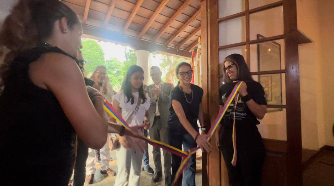 Hoy #17Mar se está inaugurando la exposición “Edmundo del Cine”, dedicada a la vasta obra del poeta y cineasta Edmundo Aray, con cuyo nombre fue bautizado el Cine Jardín de PDVSA La Estancia en Altamira. Emotiva jornada para un caballero de la cultura y la revolución. #Venezuela