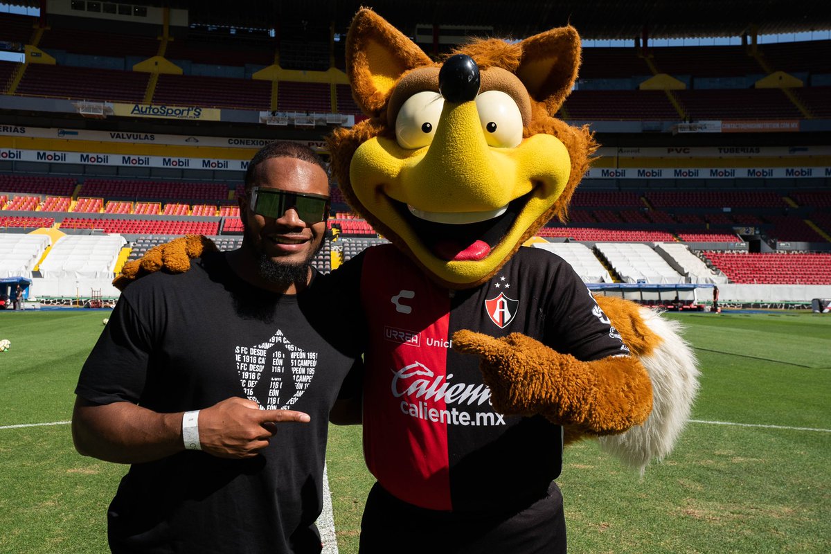 Hoy tuvimos una visita muy especial… @Jkdobbins22 'El Toro Dobbins', jugador de los @Ravens en la @nflmx , nos acompañó durante el reconocimiento de cancha y estará en primera fila viendo el partido de las Rojinegras ❤️🖤