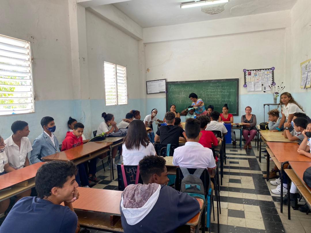 Los estudiantes del 9no18 reunidos para su  asamblea de aval. <a href="/DpeLaHabana/">Dirección General de Educación La Habana</a>  @DMArroyoNaranjo  <a href="/FalconYoania/">Yoania Falcón Suárez</a>  <a href="/elsa_ena/">Ena Elsa Velázquez Cobiella</a>  <a href="/DiazCanelB/">Miguel Díaz-Canel Bermúdez</a>