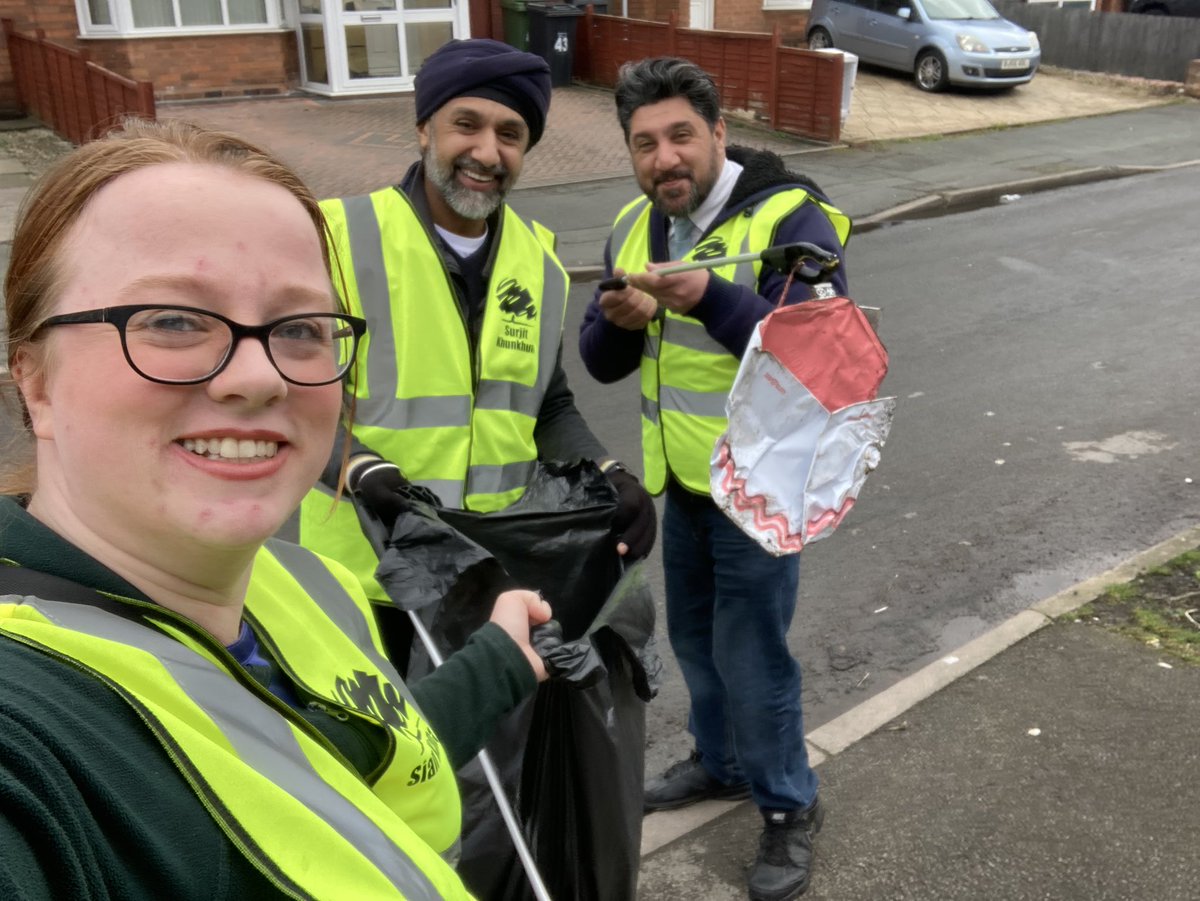Sian_Arkay's tweet image. It has been a very crazy week but so amazing. Love our fab community in #Springvale so much! Shoutout to the best team @Mak_Singh4U and Surj. 💙❤️💙 #bestplacetolive #localteam #TeamSpringvale #litterpick #campaigning #ToryDoorstep #WomenInPolitics