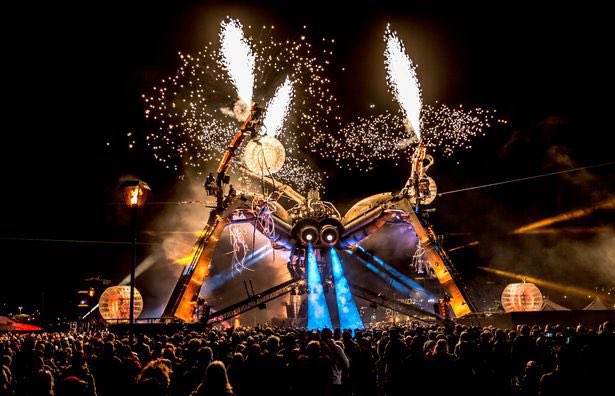 glastobation's tweet photo. Glastonbury by night 🌙 

#Glastonbury #Glasto https://t.co/d9JYcGW2Rx