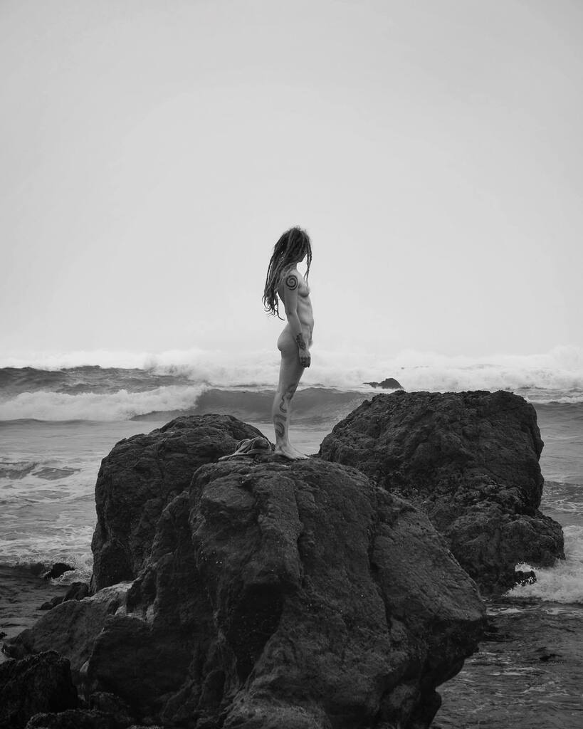 Seagazing 

In frame: @hanahonua.earthcrafts 

#mermaid #gaze #blackandwhite #blackandwhitephotography #waves #beach #ocean #fineartphotography #dreadlocks #rewilding #wildingarts #wildwoman #bnwphotography #bnwsouls #bnwmood #hippyvibes #hippychick #wit… instagr.am/p/Cp5-VE3udQB/