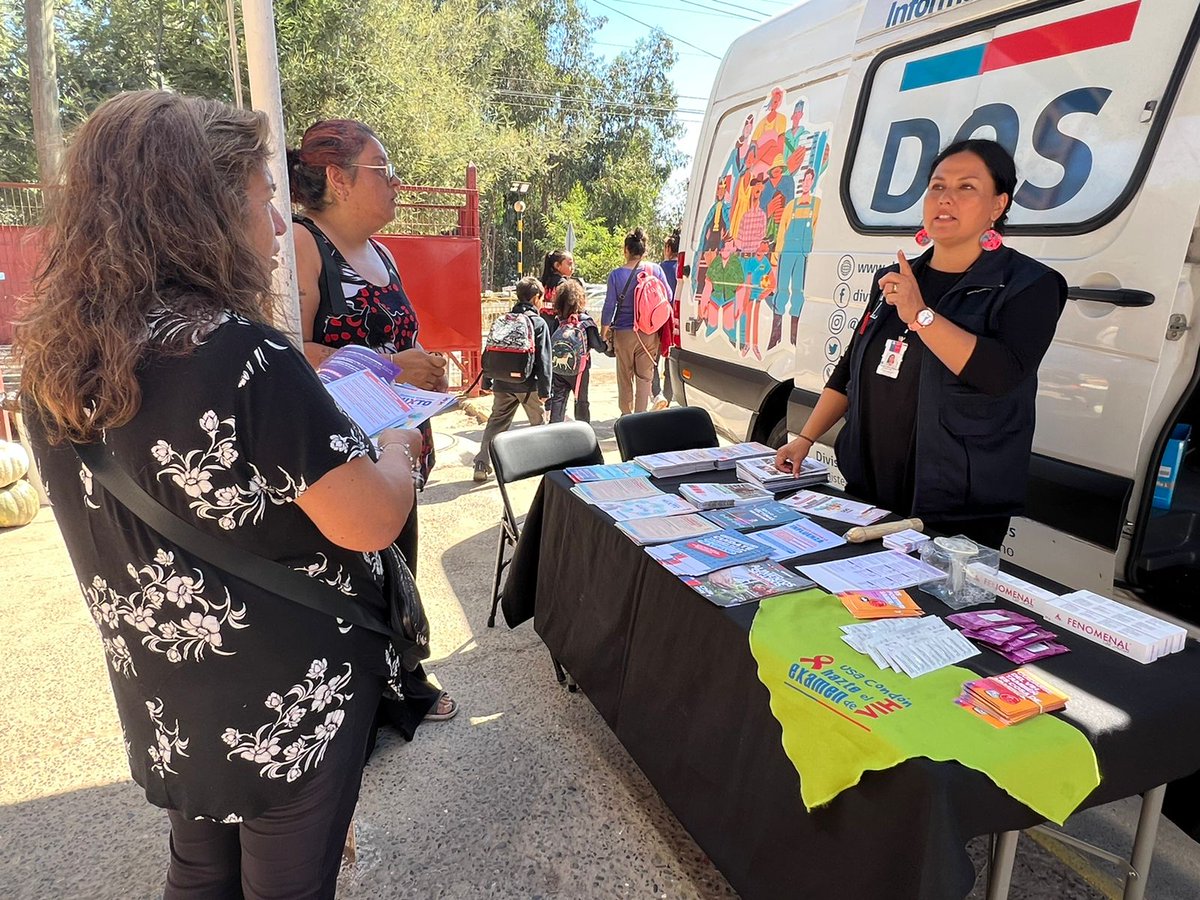 DPPMelipilla's tweet photo. 📌 Nuestra @DPPMelipilla llevó adelante un gran #GobiernoEnTerreno en #Codigua donde vecinas/os recibieron atención de diversos servicios públicos y disfrutaron de la oferta de emprendedoras y emprendedores del sector. 🙂🍇🪴👚
#DPPMelipilla 🌳🇨🇱
#ServiciosMásCerca https://t.co/jJSpsjSxtZ