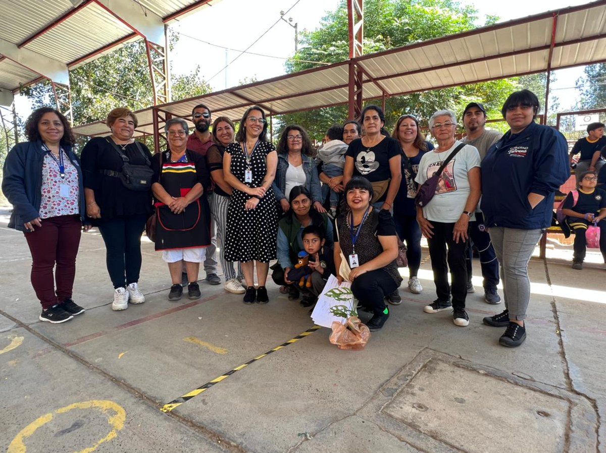 DPPMelipilla's tweet photo. 📌 Nuestra @DPPMelipilla llevó adelante un gran #GobiernoEnTerreno en #Codigua donde vecinas/os recibieron atención de diversos servicios públicos y disfrutaron de la oferta de emprendedoras y emprendedores del sector. 🙂🍇🪴👚
#DPPMelipilla 🌳🇨🇱
#ServiciosMásCerca https://t.co/jJSpsjSxtZ
