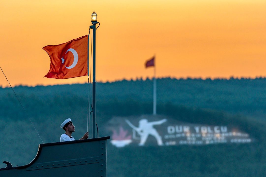 Ey, bu topraklar için toprağa düşmüş asker.
Gökten ecdâd inerek öpse o pâk alnı değer.
Ne büyüksün ki kanın kurtarıyor Tevhîd'i.
Bedr'in arslanları ancak, bu kadar şanlı idi.

#ÇanakkaleGeçilmez