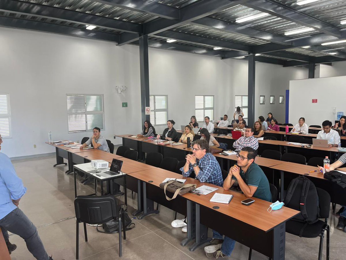 FCC_UASLP's tweet photo. Iniciamos el Curso-Taller de Marketing Digital, impartido por Óscar Michelle Ávalos y Alan Gibran Ávalos, de @MercaDigit y @CeosNewMedia.
Agradecemos al @IICOUASLP por las facilidades para la realización del curso. https://t.co/sJ1bvwcUrO