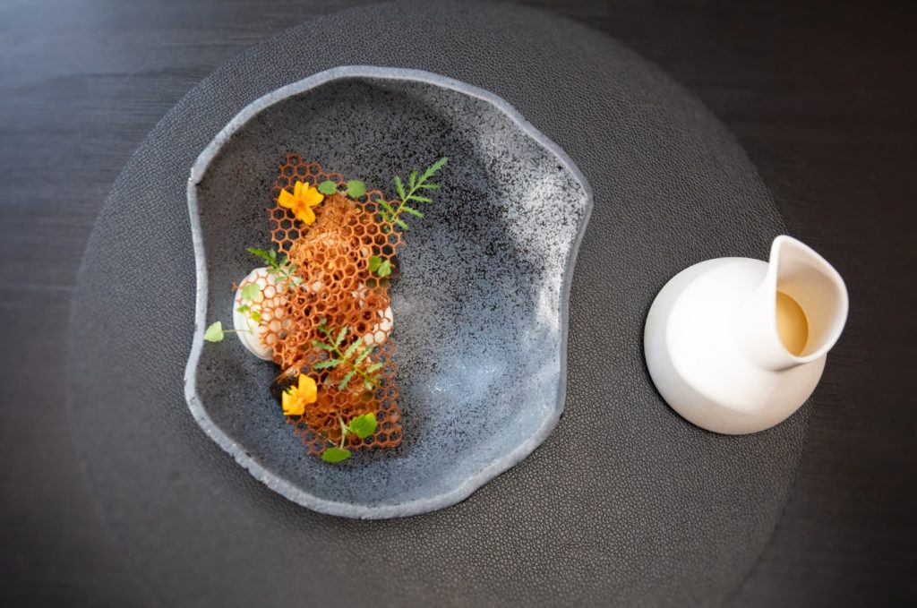 Imaginée comme une promenade bucolique dans les bois, l’atmosphère du restaurant Arbore &amp; Sens donne l’impression de vivre un instant suspendu, en pleine forêt. Chef végétal et amoureux de son terroir, la cuisine de Clément Dumont est un révélateur de saveurs. 
#gastronomie #food