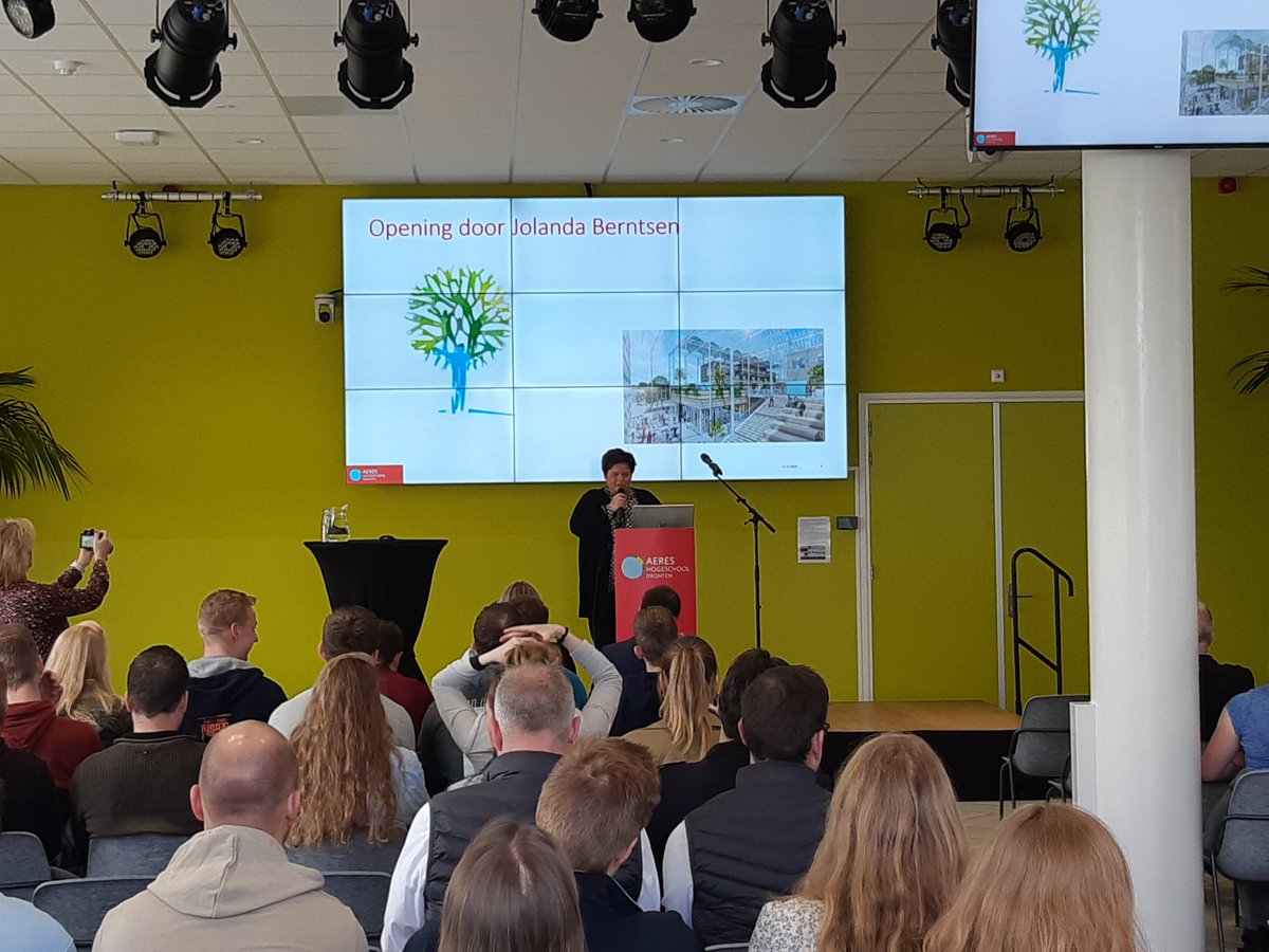 jeroennolles's tweet photo. Boeiende bedrijvendag! Pitches, markt en netwerken! Veel studenten, alumni en enthousiaste vertegenwoordiging vanuit die bedrijven! @AereshboDronten volop kansen! https://t.co/Yk1Hywivdg