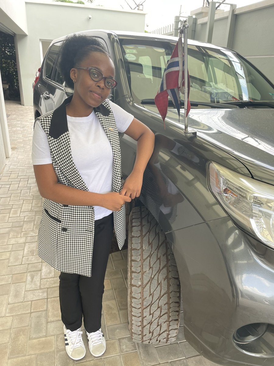 Avec un fort engagement pour son pays, notre jeune ambassadrice d’un jour, Patricia Kimbunda (14) est un futur leader. Cette semaine elle a accompagné l’équipe de l’ambassade dans leurs activités quotidiennes. #AmbassadorForaDay #RDC