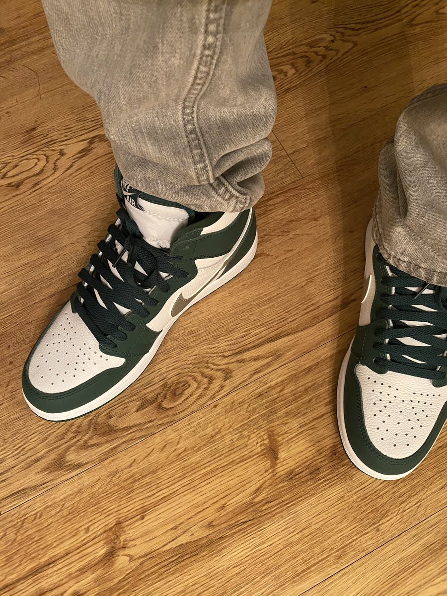 PSHACK803's tweet photo. Not one of my best days but tonight I feel lucky. Happy St. Patrick’s Day☘️!!!!!
#kotd👟
#stpatricksday☘️
#greenandsilver💚🤍 https://t.co/nkcgrh6dej