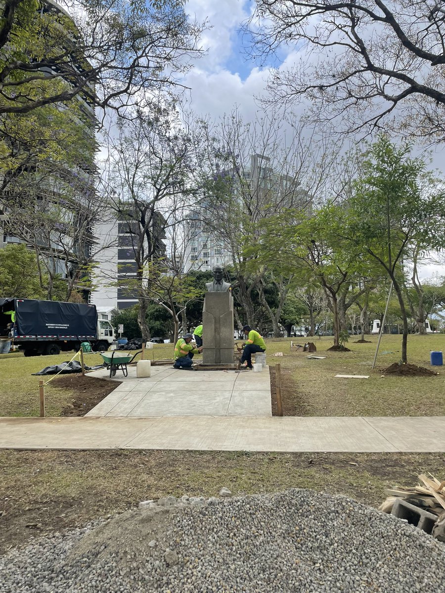 En serio en serio le hace perder el encanto al parque!!!! Mejor ponen bancas, arreglan la acera para que alguien en silla de ruedas o coches anden bien! Pero esto? Botar la plata a la basura ❌❌❌❌<a href="/MunideSanJose/">Municipalidad de San José</a>