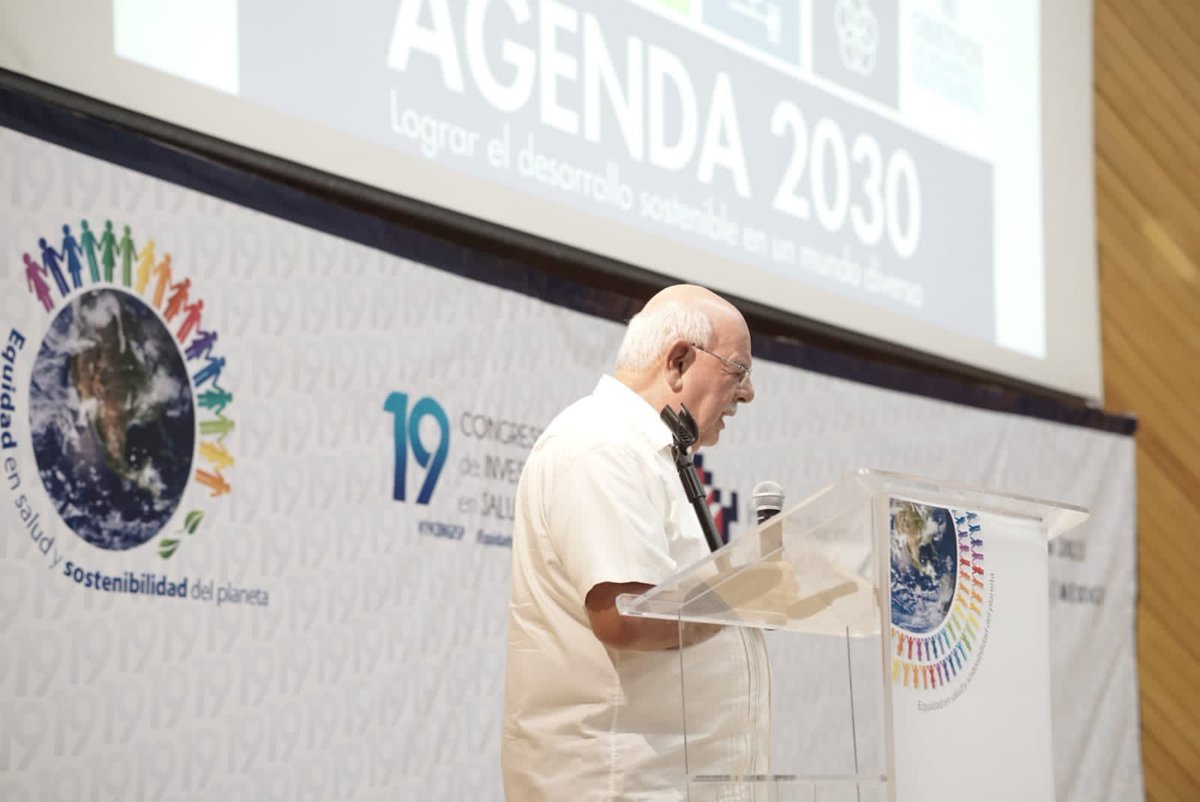 SaludPublicaMx's tweet photo. Se entrega diploma y la medalla "Francisco J. Balmis" al Dr. Alejandro Cravioto Quintana quien dictó la Conferencia magistral: “La vacunación como intervención esencial para salvar vidas” en el marco del #19CONGISP 🌎
Esta es la última actividad antes del cierre del @CONGISPMx https://t.co/1oQXqCk8Ag