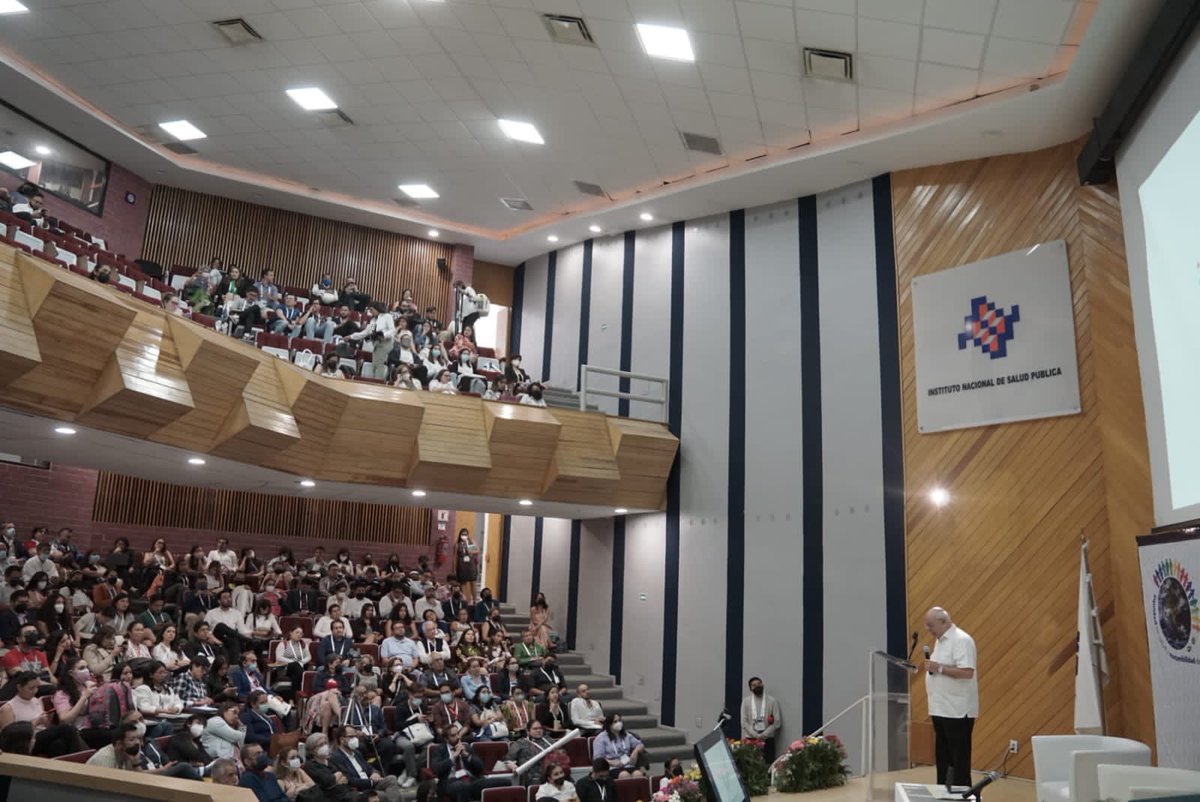 SaludPublicaMx's tweet photo. Se entrega diploma y la medalla "Francisco J. Balmis" al Dr. Alejandro Cravioto Quintana quien dictó la Conferencia magistral: “La vacunación como intervención esencial para salvar vidas” en el marco del #19CONGISP 🌎
Esta es la última actividad antes del cierre del @CONGISPMx https://t.co/1oQXqCk8Ag