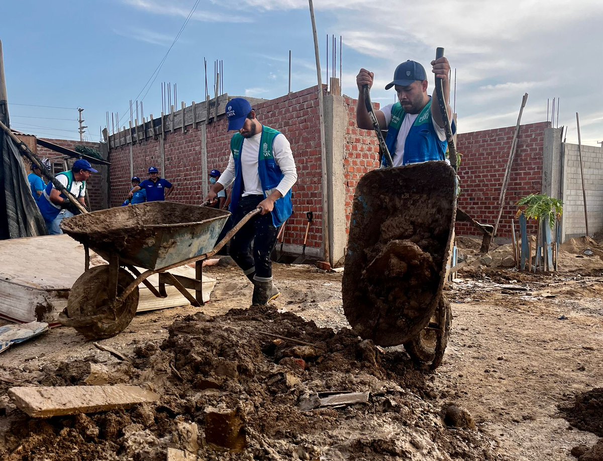 MuniLima's tweet photo. 📌 Los jóvenes y adultos del #VoluntariadoMunicipalDeLima llegaron también hasta #PuntaNegra. La limpieza y liberación de vías forma parte de esta labor solidaria para nuestros hermanos afectados por los estragos de la naturaleza. https://t.co/5aJxcV04s2