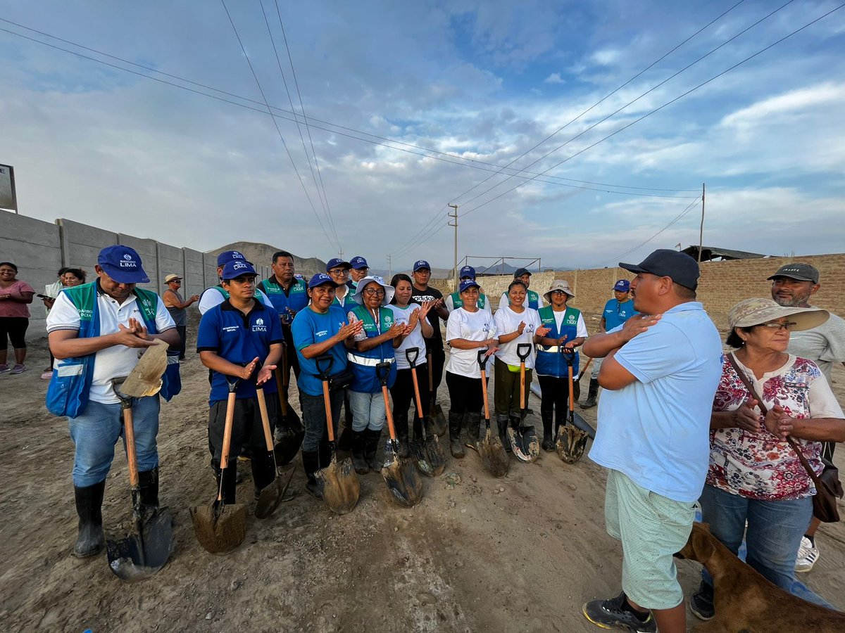 MuniLima's tweet photo. 📌 Los jóvenes y adultos del #VoluntariadoMunicipalDeLima llegaron también hasta #PuntaNegra. La limpieza y liberación de vías forma parte de esta labor solidaria para nuestros hermanos afectados por los estragos de la naturaleza. https://t.co/5aJxcV04s2