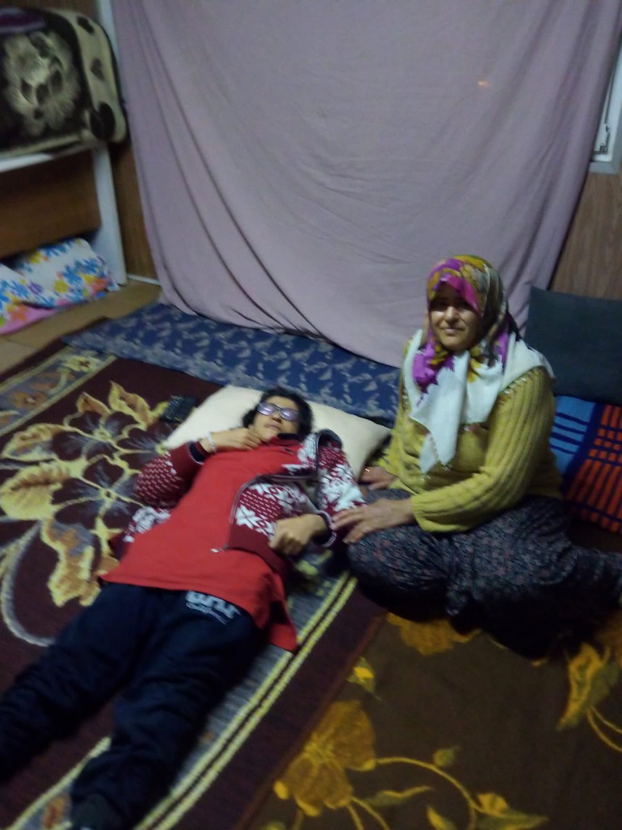 Ali Rıza Kurt(TEYİTLİ) 
05396410067 
Güneş evler mahallesinde otobüs durağında uçan binaların  konteynerında duruyorlar kahraman maraş doğu kent güneş evler sanayinin üstü
ACİL HASTA YATAĞINA İHTİYAÇ VAR
%94 engelli yerde battaniye üzerinde yatıyor