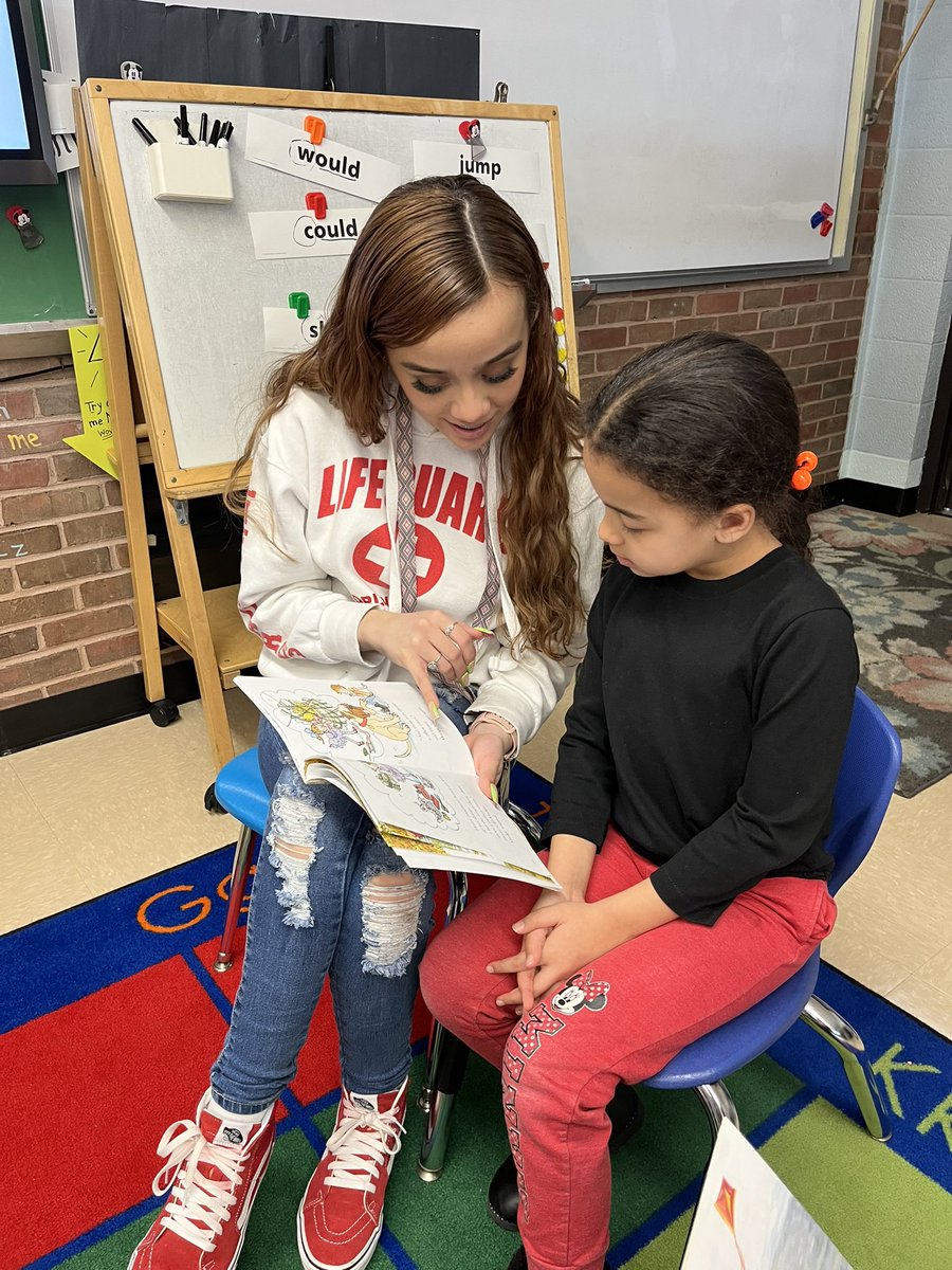 JenniferMcCaugh's tweet photo. Shea Seniors providing guided reading support to First Graders in Mrs. DeCorte’s classroom at Cunningham Elementary. @PSDRI_Schools @PawtSchlsonRIse @SheaHigh https://t.co/fQ45af3MqI