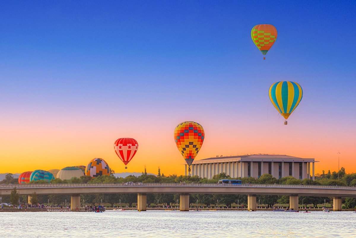 WOW ... what a spectacular lift off it was this morning! Hot air balloons, you were truly missed by a lot of us.

<HAPPY DANCE>
.
.
.
#balloonspectacular #sunrise #enlightencanberra #lakeburleygriffin #nationallibrary #hotairballoon #festival @Australia @visitcanberra