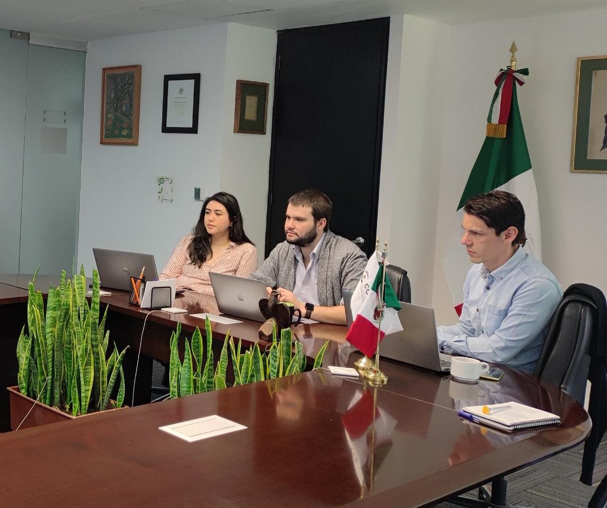 COFEPRIS's tweet photo. Nos reunimos con directivos de @TikTokLatAM para fortalecer acciones de vigilancia digital y evitar se difundan contenidos sobre retos virales y cualquier otro mensaje que pongan en peligro la salud de niñas, niñas adolescentes y jóvenes. #CofeprisTeProtege https://t.co/71ldmug3qg
