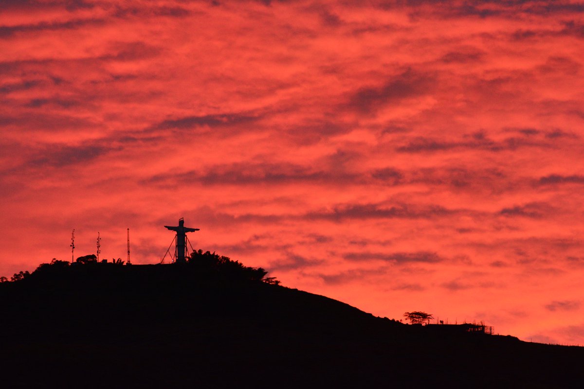 ecarrascal's tweet image. El rojo atardecer de ayer detrás del cerro Cristo Rey