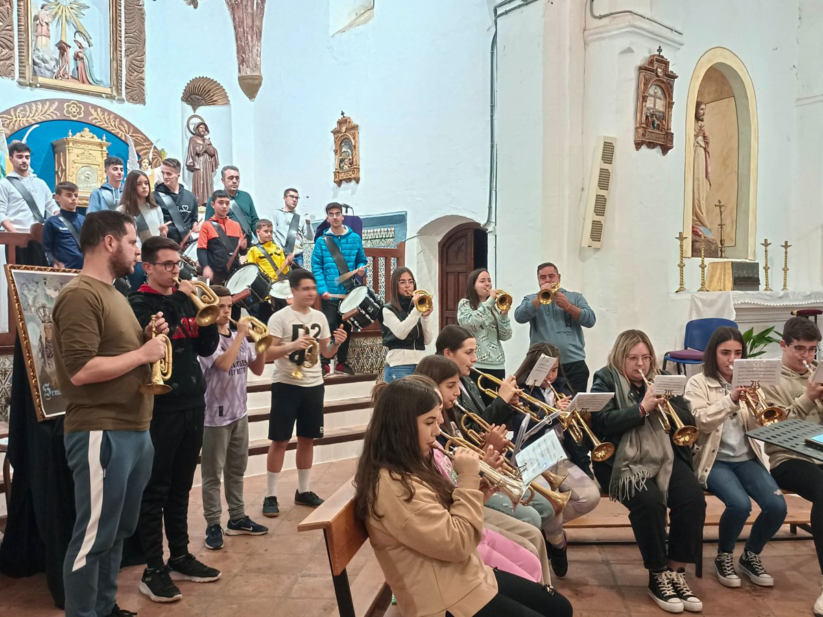 BctEncarnacion's tweet photo. Hoy fue nuestro último ensayo con nuestro @sergyroman desde estas líneas queremos agradecer su esfuerzo y dedicación a esta formación durante esta temporada🫶🏻

¡Que suene la Encarnación!💙

#bctencarnacion #elburgo #yunquera #ronda #sierradelasnieves #cofradiasmlg #bandasmlg https://t.co/bZmPifAZXN