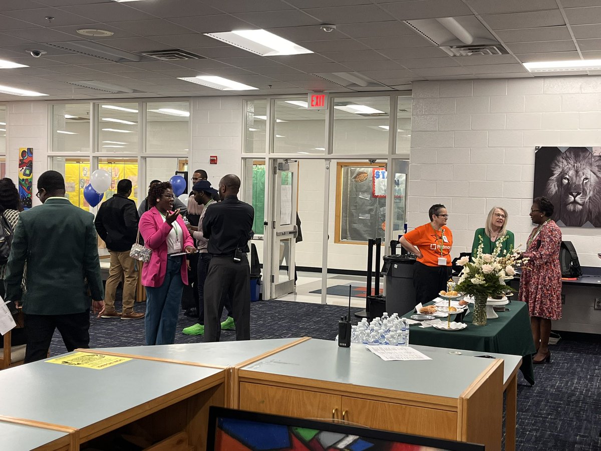 LuellaHS_HCS's tweet photo. We are lucky to have these professionals pouring into our scholars today! 🍀 #CareerDay2023 #LearningInTheLue #TheLuellaWay @bhardnett12 https://t.co/gpAjitVUyp