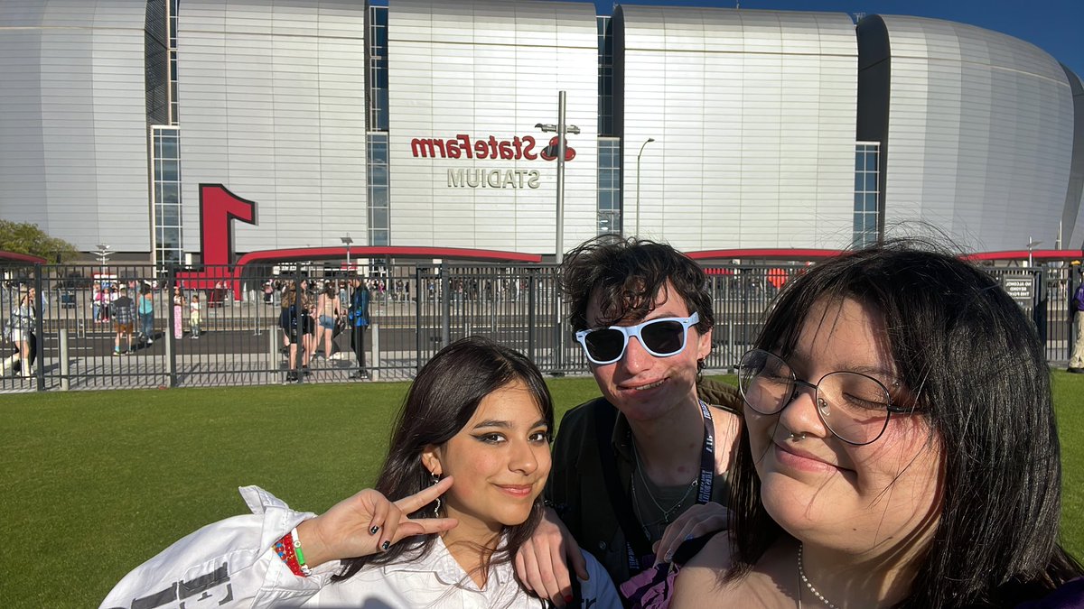 jdfish15's tweet photo. Currently breathing the same air as Taylor Swift!!!!! 😍😍😍😍 #GlendaleTSTheErasTour https://t.co/q2znBEisok