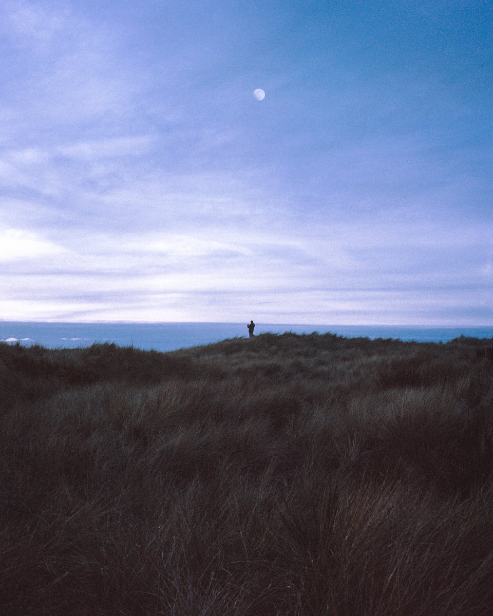 eamonsphotoss's tweet photo. as the moon rises https://t.co/hvWyzMn5yB