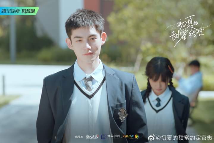 CdramaL's tweet photo. 「📸 | O drama curto juvenil #PromiseInTheSummer remake do drama chinês #MasterDevilDoNotKissMe de 2017, estrelado por #MaHaodong e #LiuNian, liberou novas fotos  ❤️

#初夏的甜蜜约定 https://t.co/wxWEGVN37e