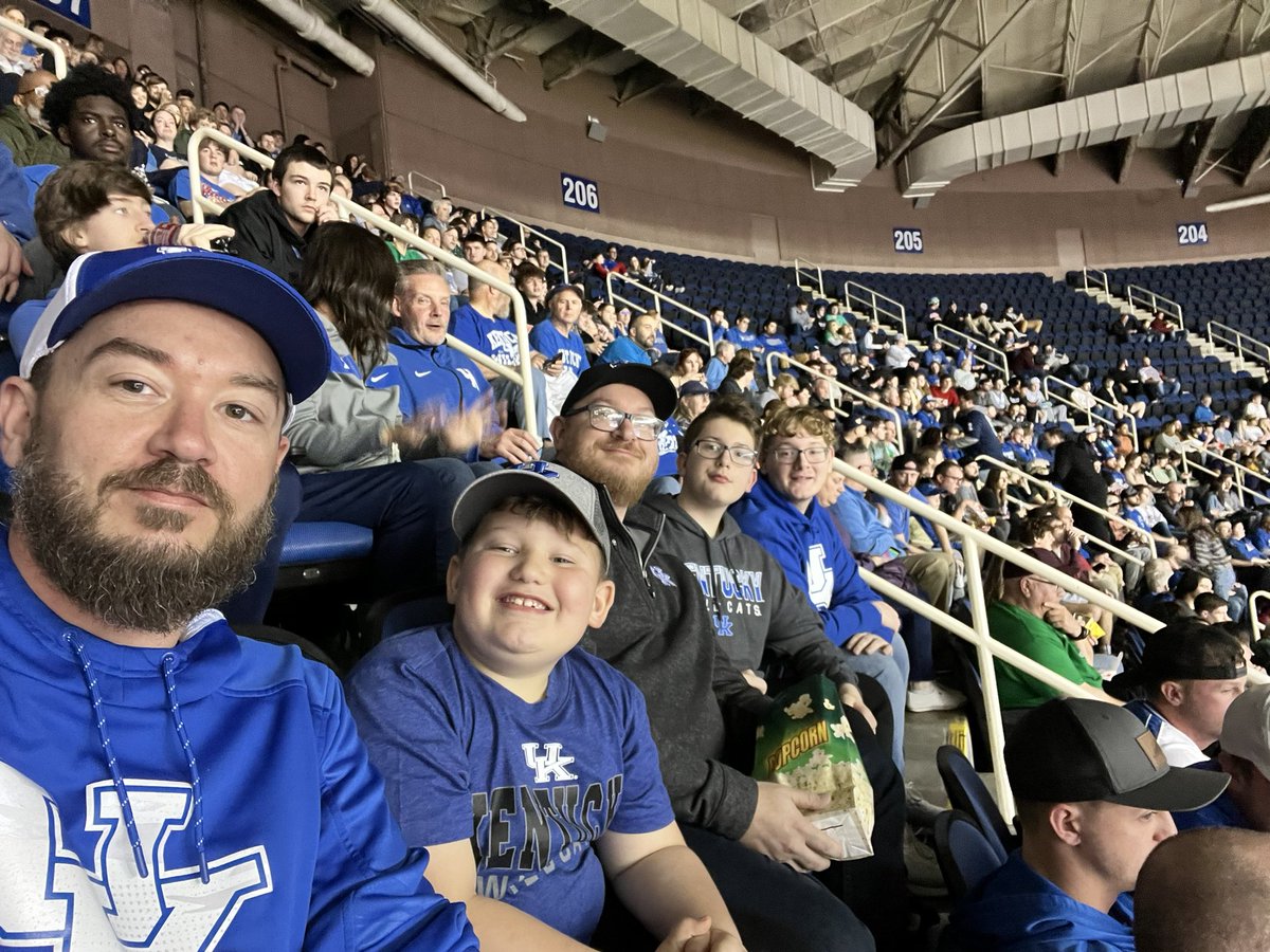 stephendabish's tweet photo. Go CAYTS!!! #mmselfie #BBN https://t.co/Seq8euVi4p