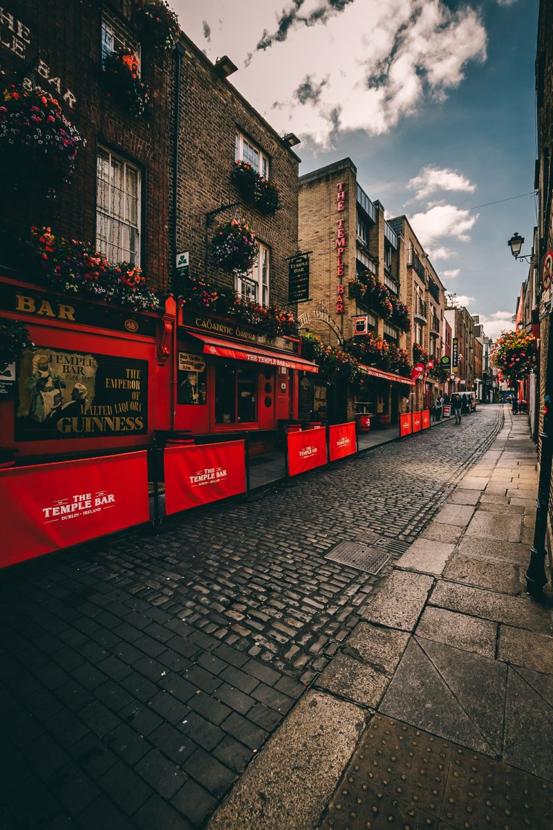 As the brokerage that can help you find a home down the block and around the globe, we decided today would be the perfect day to peek in on the Irish real estate market, along with a few INCREDIBLE listings.