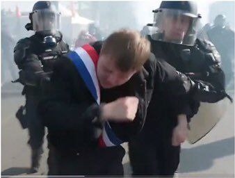 LouisCharognard's tweet photo. Pour ces deux policiers ça sera une peine est de 5 ans d'emprisonnement et 75 000 € d'amende pour avoir "tabassé" un député de la république ; mon avocat, maître @DavidMetaxas s'occupe d'en référer au parquet qui les jugera en cours d'assise.
#StopAuxViolencesPolicières https://t.co/IBNos2h8Pz