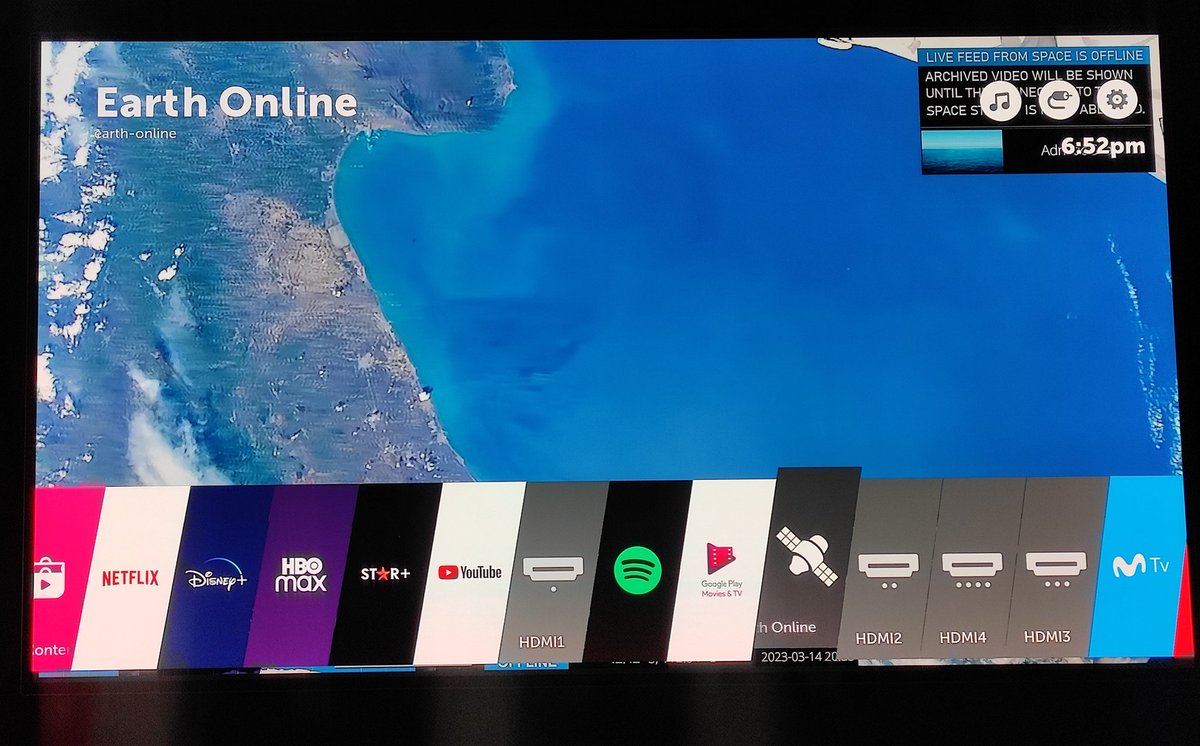 santejodo's tweet photo. Instalen #EarthOnline en el smart TV. 24 horas de vistas de la tierra desde la estación espacial internacional. Cuando transmiten los arreglos que le hacen a la estación por fuera es una nota. 🚀 https://t.co/beBVZsdZ58
