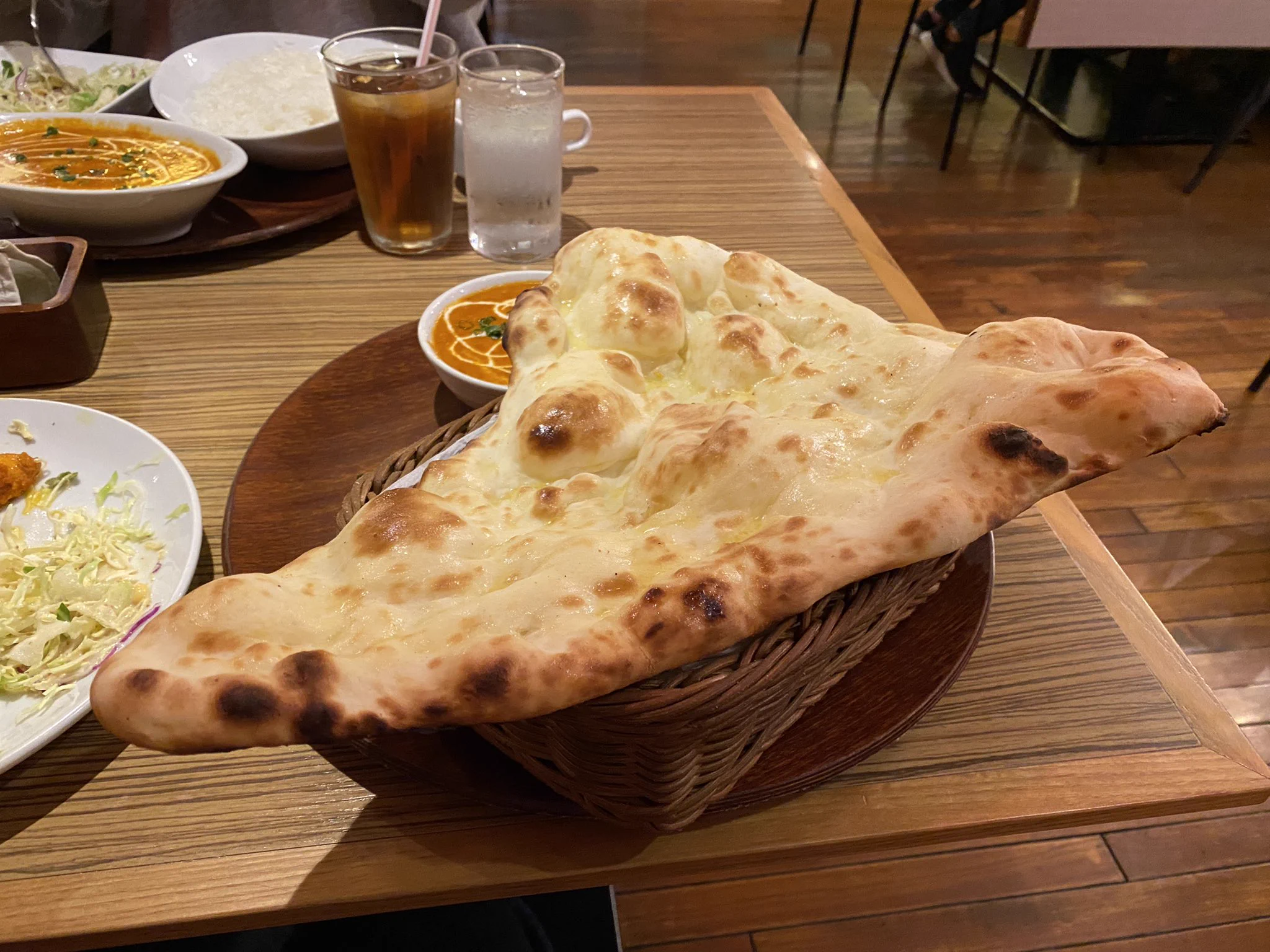 @salamnamaste01 2日前彼女がカレー食べたいと言ったので東大阪のインド料理屋へ行ったのですが、店員さんがナンを持ってきた時に予想外のサイズで顔が固まりました😂 