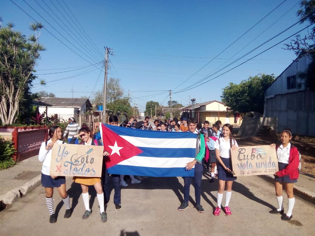 fefi2022's tweet photo. Realizan los estudiantes del IPU Roberto Espino Ávila del municipio Primero de Enero de conjunto con los estudiantes de la ESBU Carlos Juan Finlay asalto al PCC en saludo a las Elecciones Nacionales 2023.
#CubaMined
#MejorEsPosible
#YoVotoXTodos @MaraEle08350901 @MtnezIc https://t.co/hTAaxsVRc0