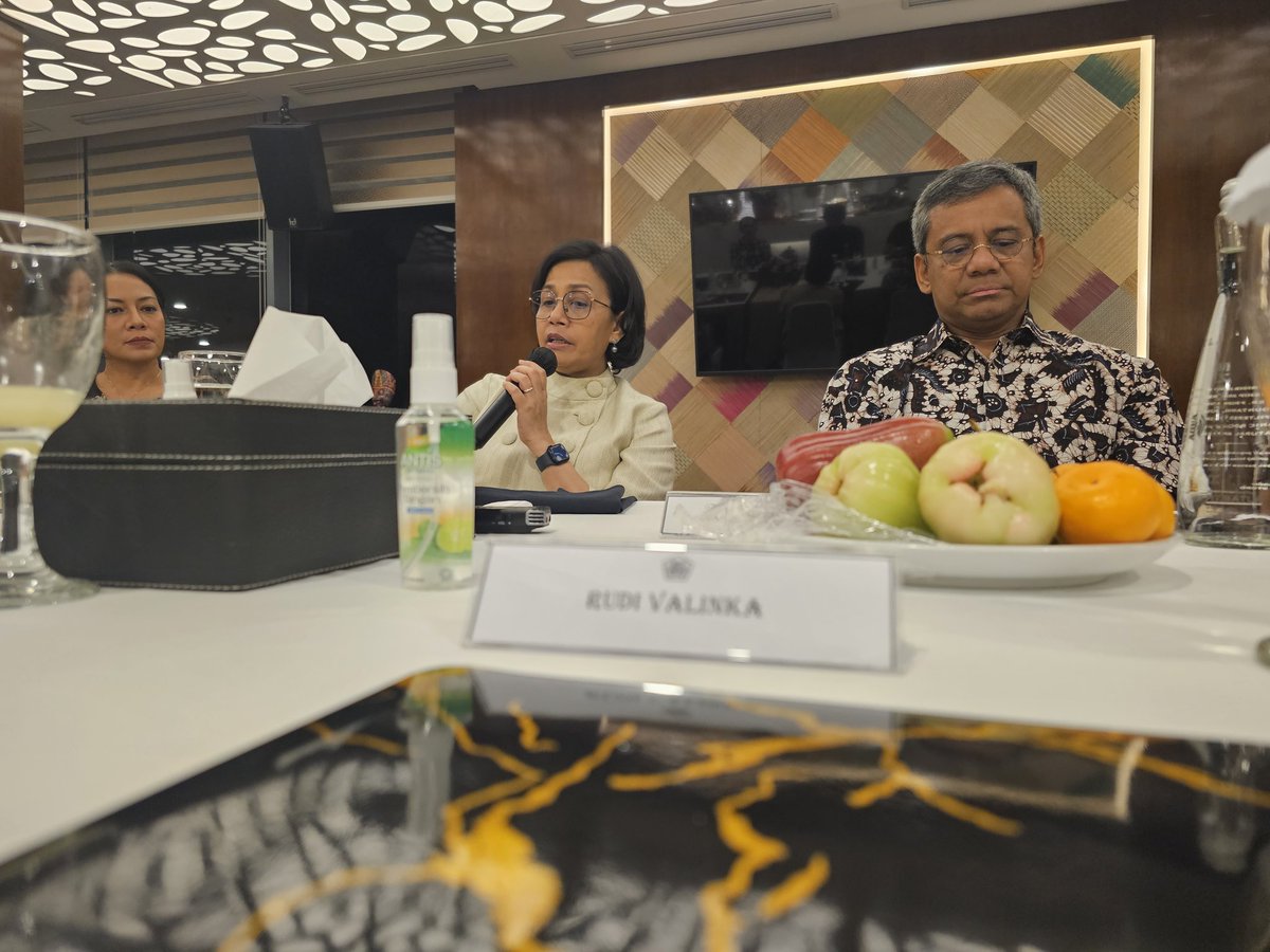 Bertemu dengan ibu menkeu SMI beserta jajaran tadi malam hingga jam 23.30.
Setelah meminta ijin dengan keluarga David, kita menyampaikan update perkembangan David dan harapan kedepannya.
Tidak lupa semua curhat dan uneg2 Netizen dan bocoran dari Zoey kita sampaikan ke beliau.