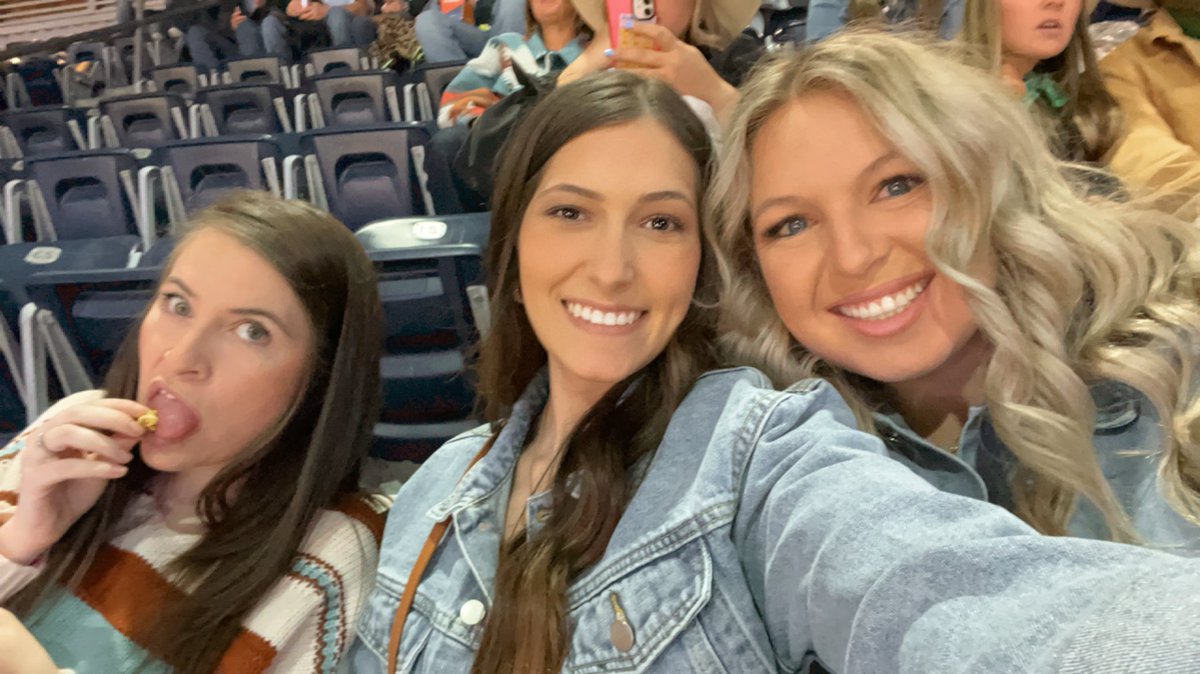 MaaKenzieGarrie's tweet photo. #rodeohouston https://t.co/NO1v77TTTG