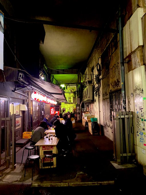 カオスといえば、昨日めちゃくちゃドロヘドロみたいな路地みつけてにっこりした🥟 