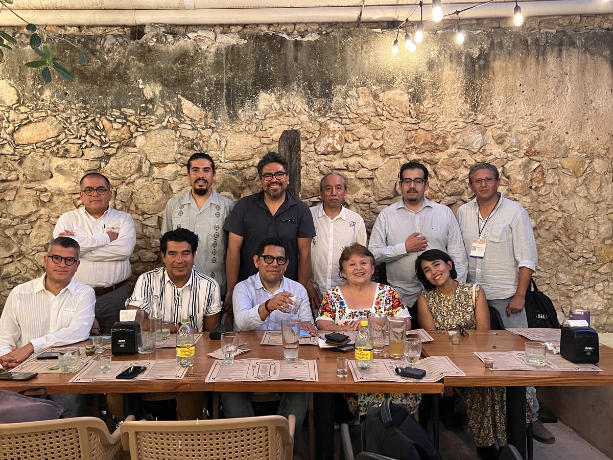 janupi's tweet photo. Doña Miriam Peraza, dueña de ⁦@elmanjarblanco⁩, que ayer fue reconocida por la ⁦@AsocBancosMx⁩, nos llevó de la mano por la riquísima comida yucateca. Aquí con grandes amigos de La Jornada, Excélsior, Forbes, NRM. https://t.co/lFH7ovOHQn